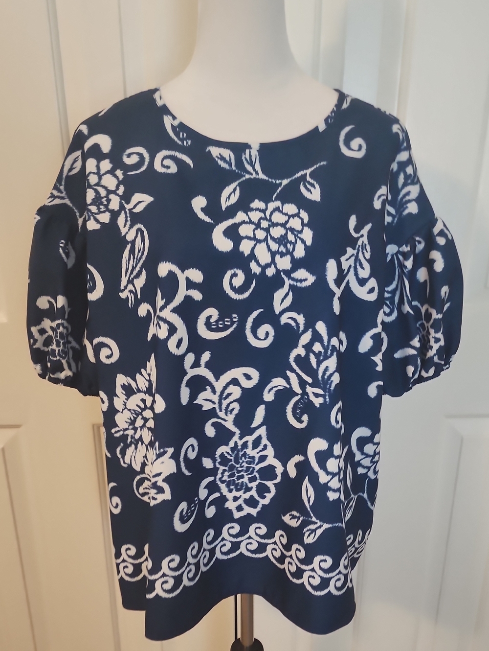 Women’s Navy and White Floral Puff-Sleeve Blouse